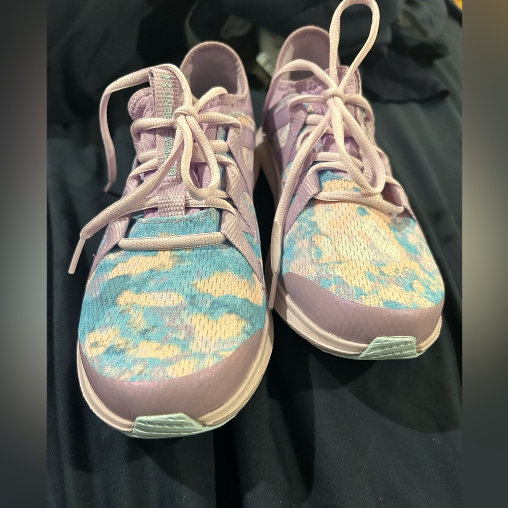 New never worn Girls Purple & Blue Under Armour Infinity 3 Tennis Shoes, 5